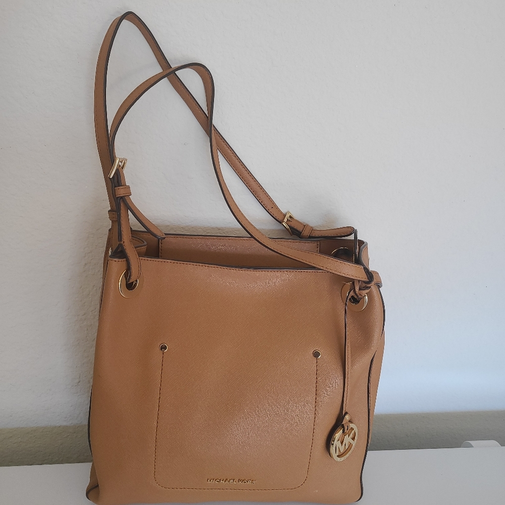 EUC Michael Kors Walsh Tote Bag  Fawn Medium